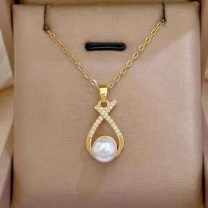 Gold and Pearl Pendant Necklace